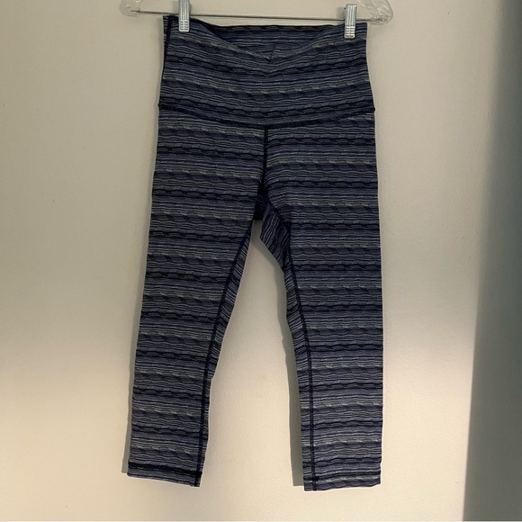 Lululemon athletica blue pattern slightly cropped yoga pants in size 8 - Picture 1 of 8